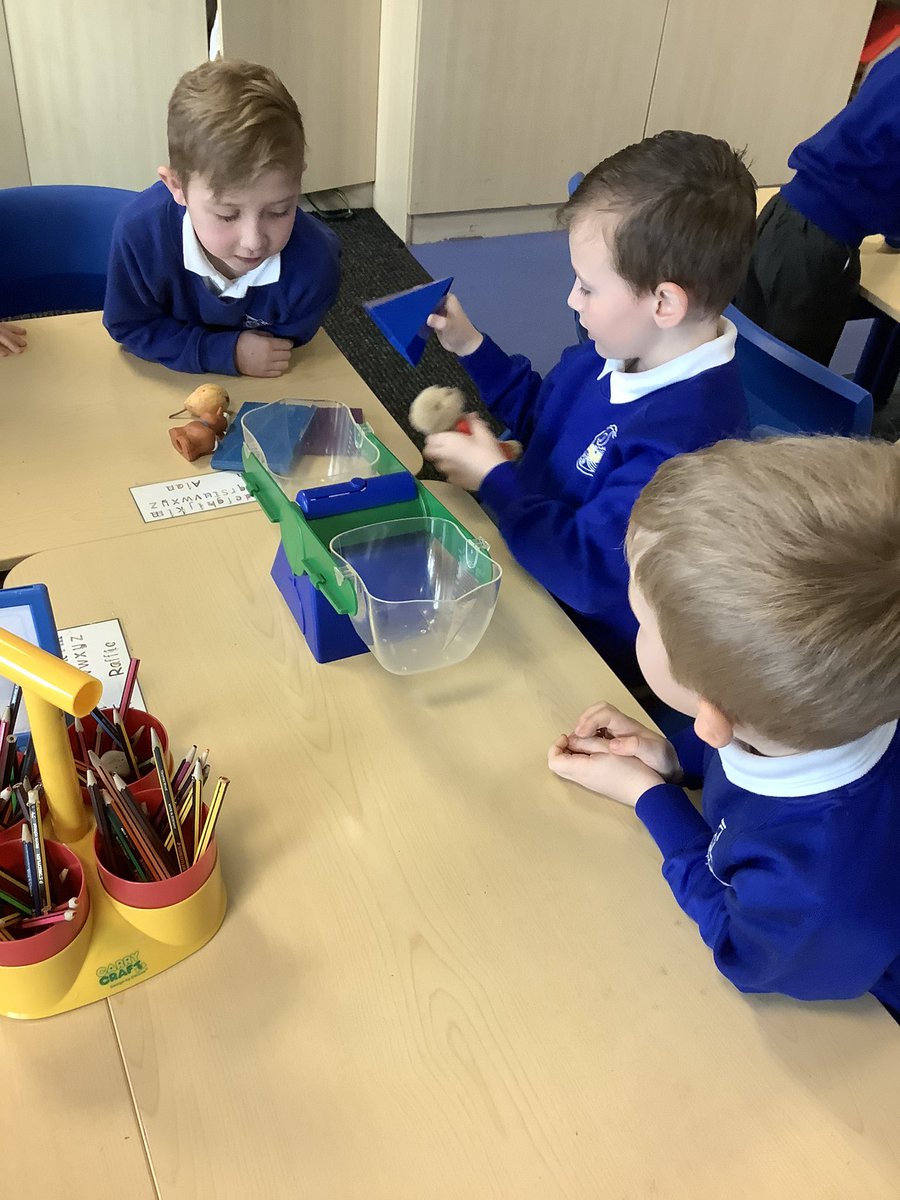 1B_stjohns's tweet photo. In Maths, we have been using scales to find objects that are lighter and heavier. We have also been trying to balance the scales using objects of the same mass ⚖️ https://t.co/YnZLZIMc7K