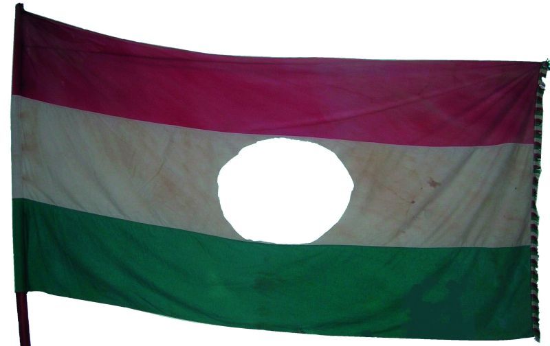 vexiupdate's tweet photo. 23OCT24
A rare 1956 #flag of #Hungary 🇭🇺 with the communist so called "Rákosi #coatofarms" cut out from the centre, found in the attic of the Agricultural Vocational School in Balatonarác is displayed in the local municipal museum. #vexillology
More at: https://t.co/yScjQGAHwD https://t.co/TrQHgWEesh