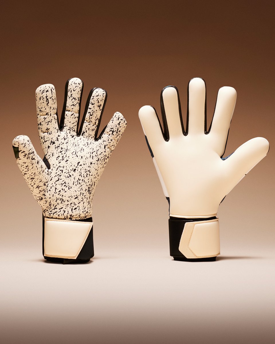 Uhlsport Earth Pack is here 😍

Made of recycled materials, "For The Planet" is on wrist-strap to show Uhlsport's continuous support for climate change and the planet 🔥

Shop your pair online at Pro:Direct Soccer 📲 brnw.ch/UhlsportEarthP…