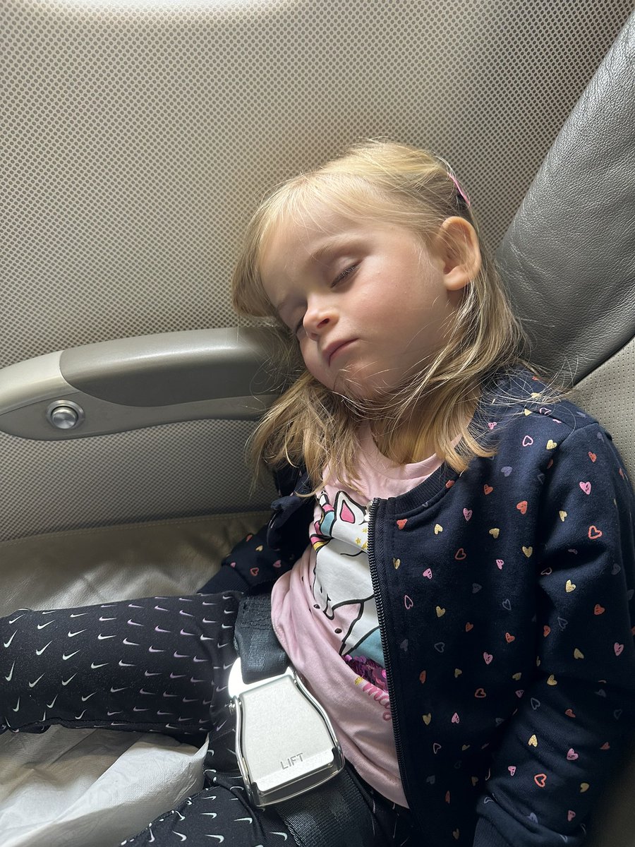 10.5 hour flight ✈️ from Johannesburg to Amsterdam. Arabella awake for 1 hour, asleep 😴 for 8 hours, awake for 1.5 hours. Dream traveller 🧳 🤩 (pic from Manchester leg - slept that hour too) 🙌🏼