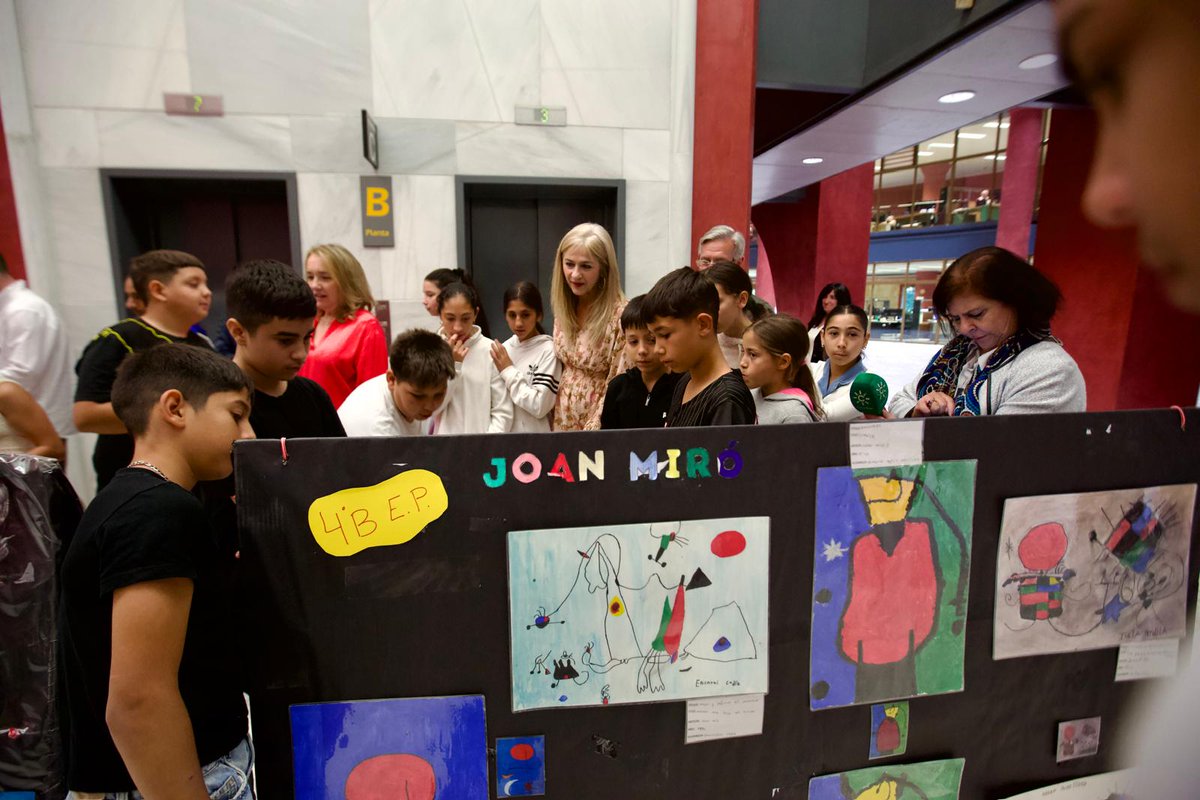 Hoy hemos expuesto en la Consejería el excelente trabajo del alumnado del CEIP Ibarburu de Dos Hermanas. Enhorabuena Raúl y a todo tu equipo, por trabajar la lectura y la escritura a través del arte y, sobre todo, por fomentar en ellos la ilusión por  la educación.