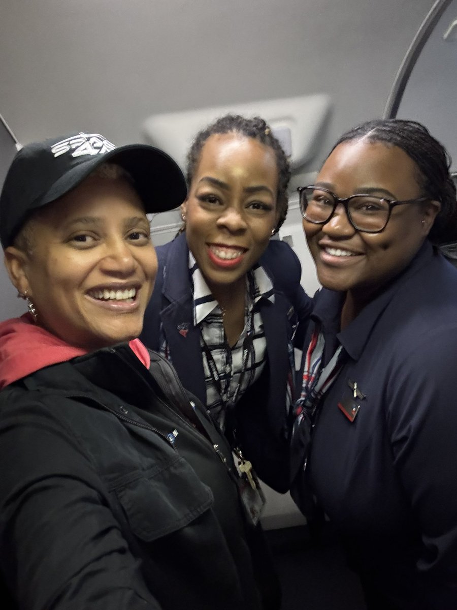 Always great flying @AmericanAir and being recognized by their awesome flight attendants!! The young woman in the middle is working on her private pilots license so I shared my experience of going from private pilot to SpaceX mission pilot with @inspiration4x. I may be the 1st