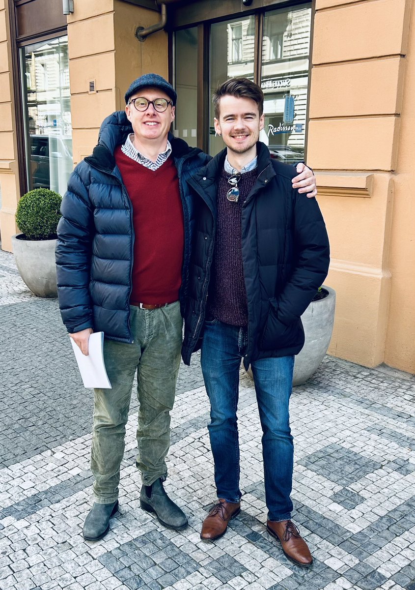 Arrived in Prague and ran in to the fantastically interesting @DannyBate4 who wowed me with linguistics snippets over 🫖 and mezze 🫒 🫓.