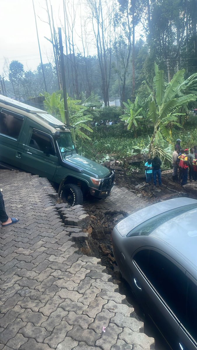 One dead, 3 injured after perimeter wall collapsed in Ruaka. Mtaa yako iko aje na hii weather ☁️ Tukae #RadaYaWeather mtaani.