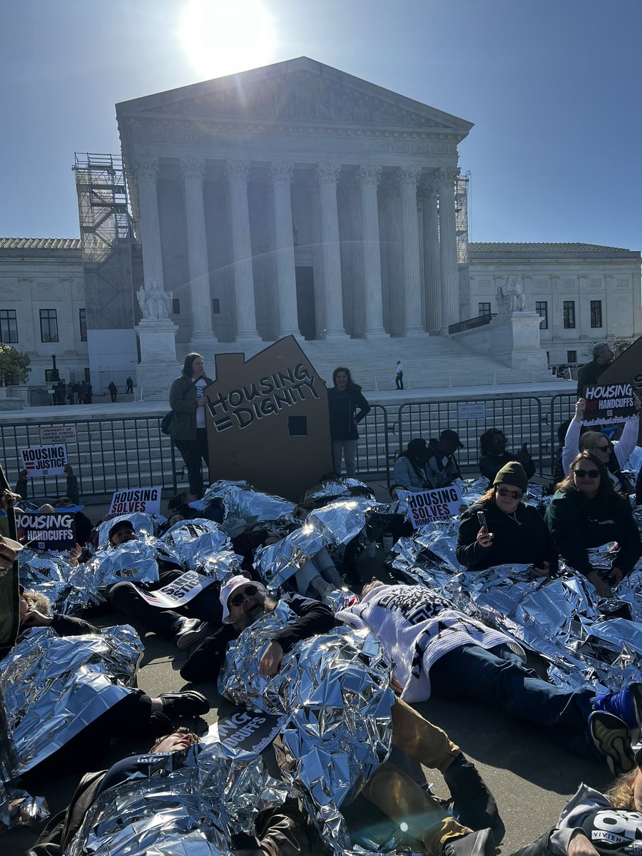 Hundreds of advocates from around the country lie down with blankets in front of #SCOTUS. If they were in Grant’s Pass, they would give you a $295 ticket for sleeping with a blanket. 

#housingnothandcuffs #johnsonvgrantspass