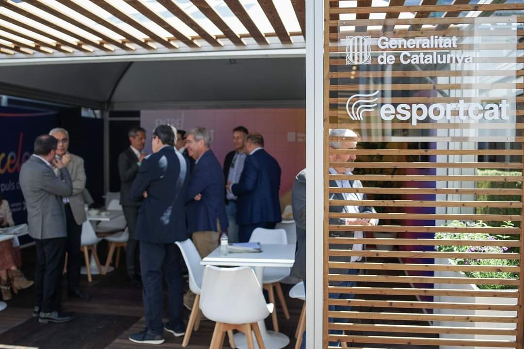 vela_cat's tweet photo. 🎖 El president de la Federació Catalana de Vela, @XavierTorres74, va assistir a l'acte organitzat per la @esportcat en el marc de la 71a edició del Barcelona Open Banc Sabadell - Conde de Godó de Tennis 🎾 Agraïm profundament la invitació en aquest esdeveniment😃 https://t.co/3rpr39eIKr