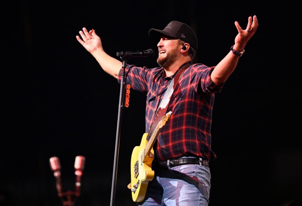 Luke Bryan suffers brutal fall on his back after slipping on fan’s cell phone: I’m calling my lawyer trib.al/Fk8luOg