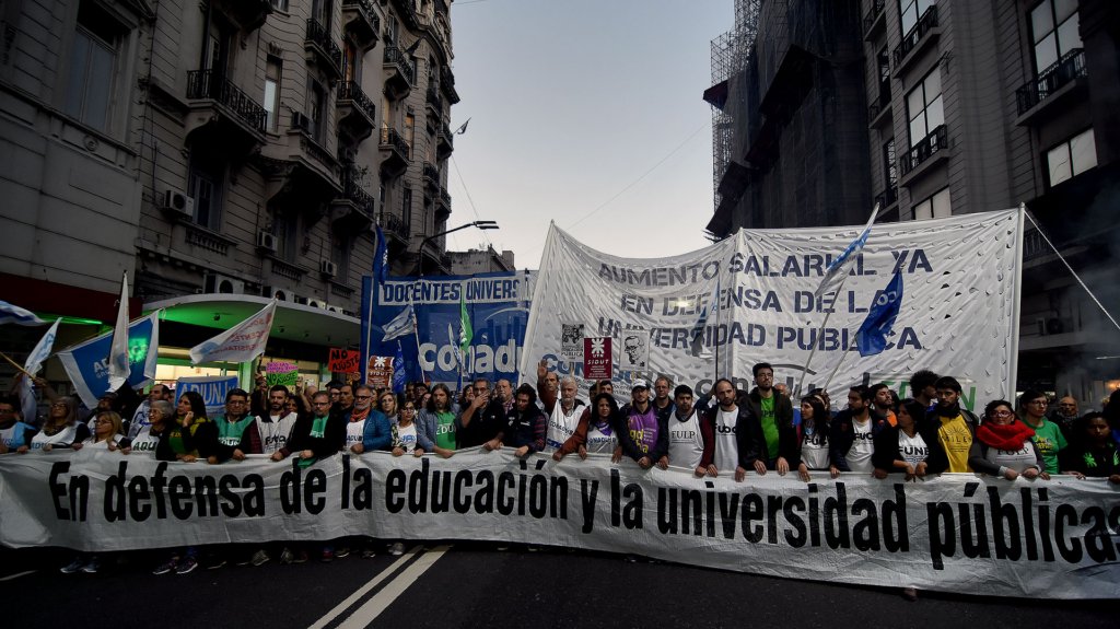 APYME_INFO's tweet photo. APYME | COMUNICADO DE PRENSA 

APYME apoya la Marcha Federal universitaria

LAS PYMES, EN DEFENSA DE LA UNIVERSIDAD PÚBLICA

APYME expresa su apoyo a la Marcha Federal Universitaria en defensa de la Educación Pública que se realizará en todo el país mañana martes 23 de abril y se solidariza con la lucha de estudiantes, docentes, científicos, investigadores y trabajadores no docentes para evitar el cierre de las casas de estudio.

La organización rechaza la decisión del gobierno nacional de prorrogar las partidas presupuestarias de 2023 al periodo 2024, con una inflación interanual del 276 %, en otro capítulo de un ajuste indiscriminado y brutal sobre el conjunto la sociedad argentina.

Las Pymes, cooperativas y emprendimientos autogestionados generan el 80 % del empleo registrado. Estas empresas son beneficiarias y promotoras de la movilidad social ascendente que solo garantiza la educación pública, gratuita y de calidad, como es el caso de las universidades nacionales en todo el territorio del país.

La solidaridad y el apoyo activo de APYME se extiende a todos los integrantes del sistema científico técnico, profesionales y agentes culturales agredidos por políticas que en lugar de mejorar el accionar del Estado parecen destinadas a destruirlo bajo premisas autoritarias y contrarias al interés nacional. 

La a entidad continuará defendiendo activamente todas aquellas instituciones vinculadas con el desarrollo, la soberanía y la equidad social, pilares de un país democrático e independiente. 

                                                                                           Buenos Aires, 22 de abril de 2024 

Julián Moreno 
Presidente

Juan José Sisca 
Secretario

________________________________

APYME – ASAMBLEA DE PEQUEÑOS Y MEDIANOS EMPRESARIOS

Departamento Nacional de Comunicaciones. 
Av. Rivadavia 2358, piso 3, oficina derecha (C1034ACP) - C.A.B.A. Tel.: (54 - 11) 4952-1700  e-mail: apyme@apyme.com.ar |Visite https://t.co/CT4jc230D2