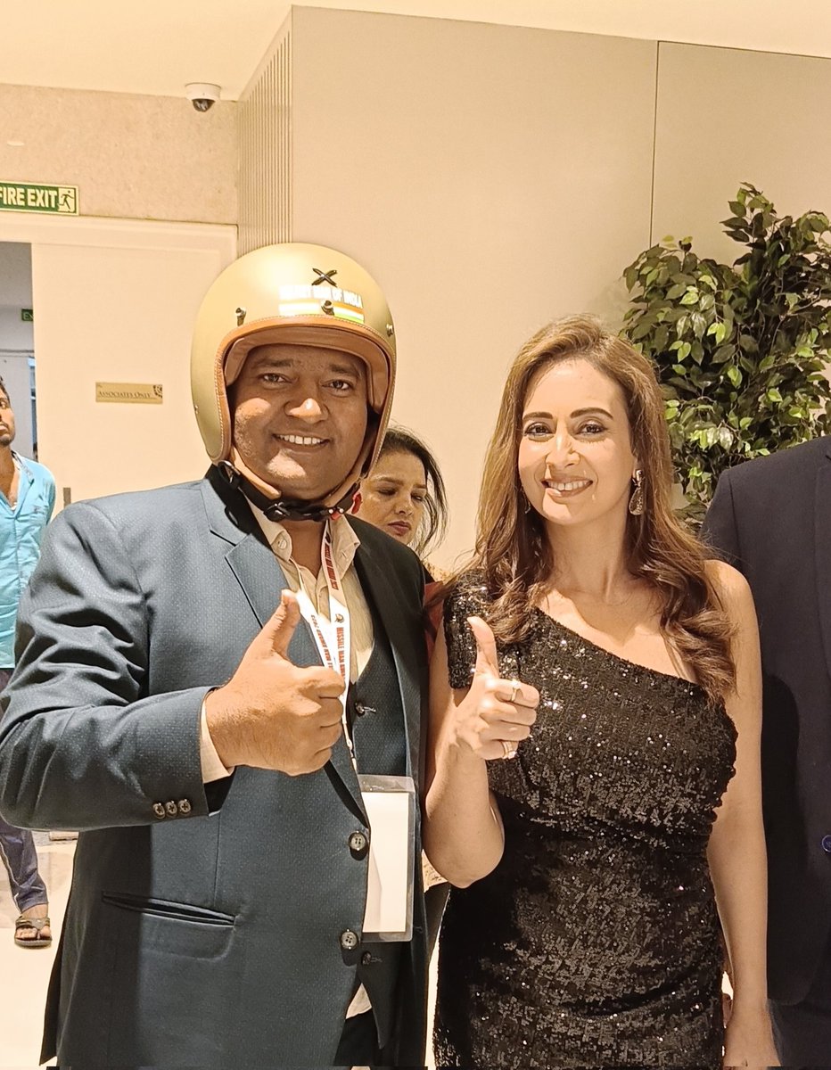 helmet_man_'s tweet photo. हम कहीं भी चले जाते हैं लोग हमारा नाम ही नहीं पूछते. सिर्फ एयरपोर्ट ही है जहां आईडी कार्ड मांगते हैं.🙏#Helmetmanofindia 
#RoadAccident #humanity #roadsafety #roadsafetyhero #helmetman #Raghvendrakumar https://t.co/ammbdF1jC9