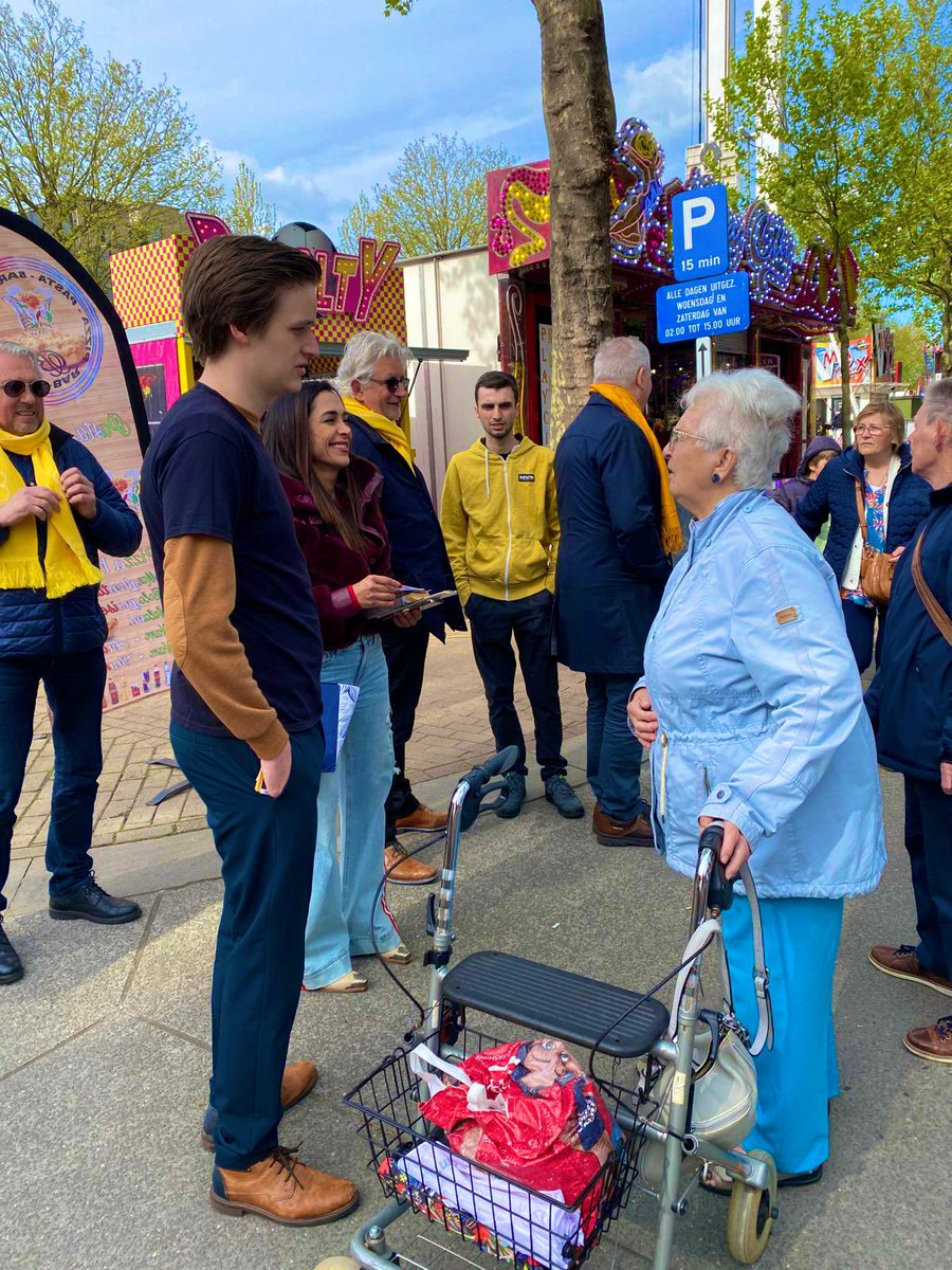 In 2019 de grootste partij van Vilvoorde, en dat gaan we met vuur verdedigen. 🔥 Vandaag jaarmarkt bij de pjeirefretters. Heerlijke sfeer en zo veel leuke reacties. Leve Vlaanderen, leve Vilvoorde. 💛🖤 #BenTheoBrabant