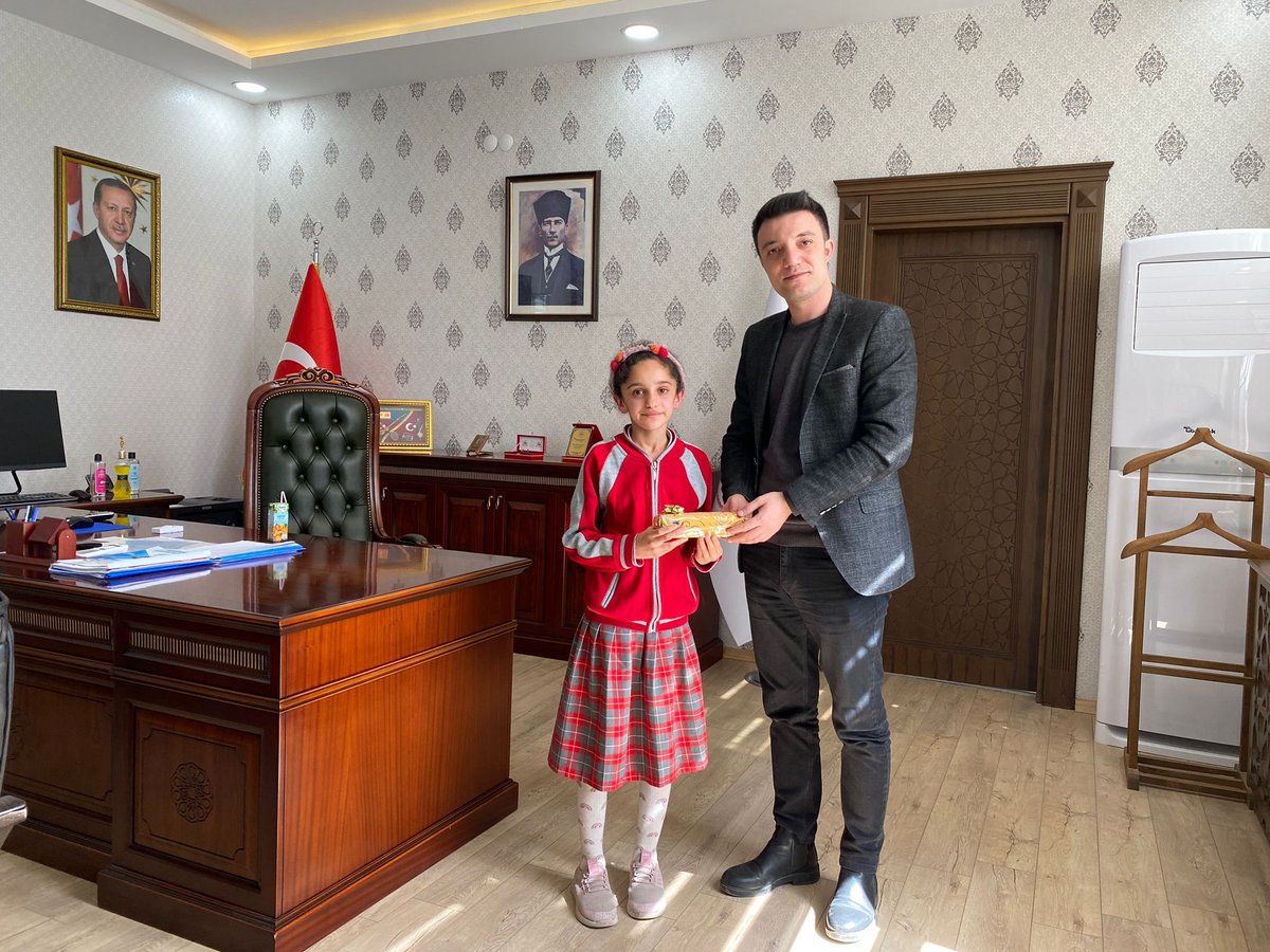 fatihilkorta's tweet photo. 23 Nisan Ulusal Egemenlik ve Çocuk Bayramı makam ziyareti kapsamında, Horasan Kaymakamımız Sayın Mesut Ozan YILMAZ öğrencimiz Fatma BABET'i makamında kabul ettiler. İlgi ve alakasından dolayı Sn. Kaymakamımıza teşekkürlerimizi arz ediyoruz. @horasan_c @horasanmem25 https://t.co/1G2S2YIbwZ