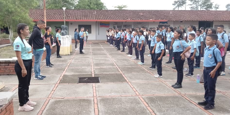 salasimonplanas's tweet photo. #22Abr Continúan las actividades pedagógicas y el establecimiento de bases solidas para el desarrollo de nuestros estudiantes niños, niñas y adolescentes Mcpio
#SimonPlanas #BloqueaElBloqueo
@NicolasMaduro
@MPPEDUCACION
@_LaAvanzadora
@cdcelara
@EleamerAbdala
@AurimarVargas1 https://t.co/CpAVm9VXAB