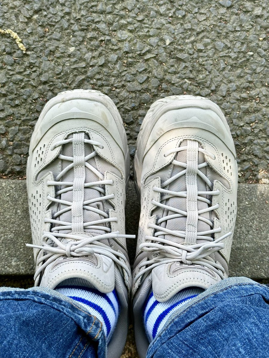 hirako_yuki's tweet photo. HOKAのスニーカー、こんなに重そうに見えるのにビビるくらい軽い。

飲みながら開発者に話聞きたい。ベロベロになって苦労話で一緒に泣きたい。 https://t.co/aaw2IGsZ21