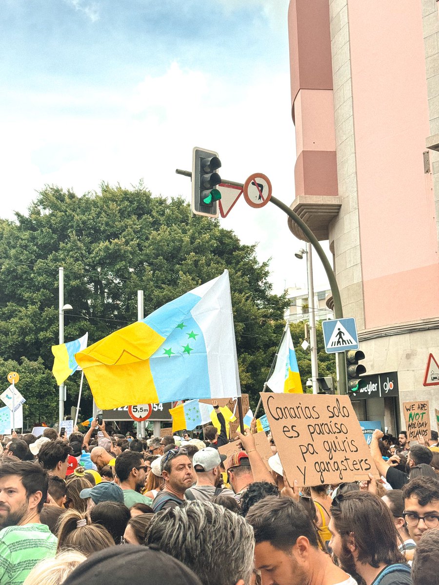 “Nos quieren convencer de que somos aplatanados, gandules, que hablamos mal. Nos quieren vender que vivimos en… como en un paraíso, con buen clima, buenas playas. Y que qué es eso de quejarnos. Nos quieren sin hacer nada al respecto, inofensivos. Ya estuvo bueno”, @CruzCafune ✊🏼