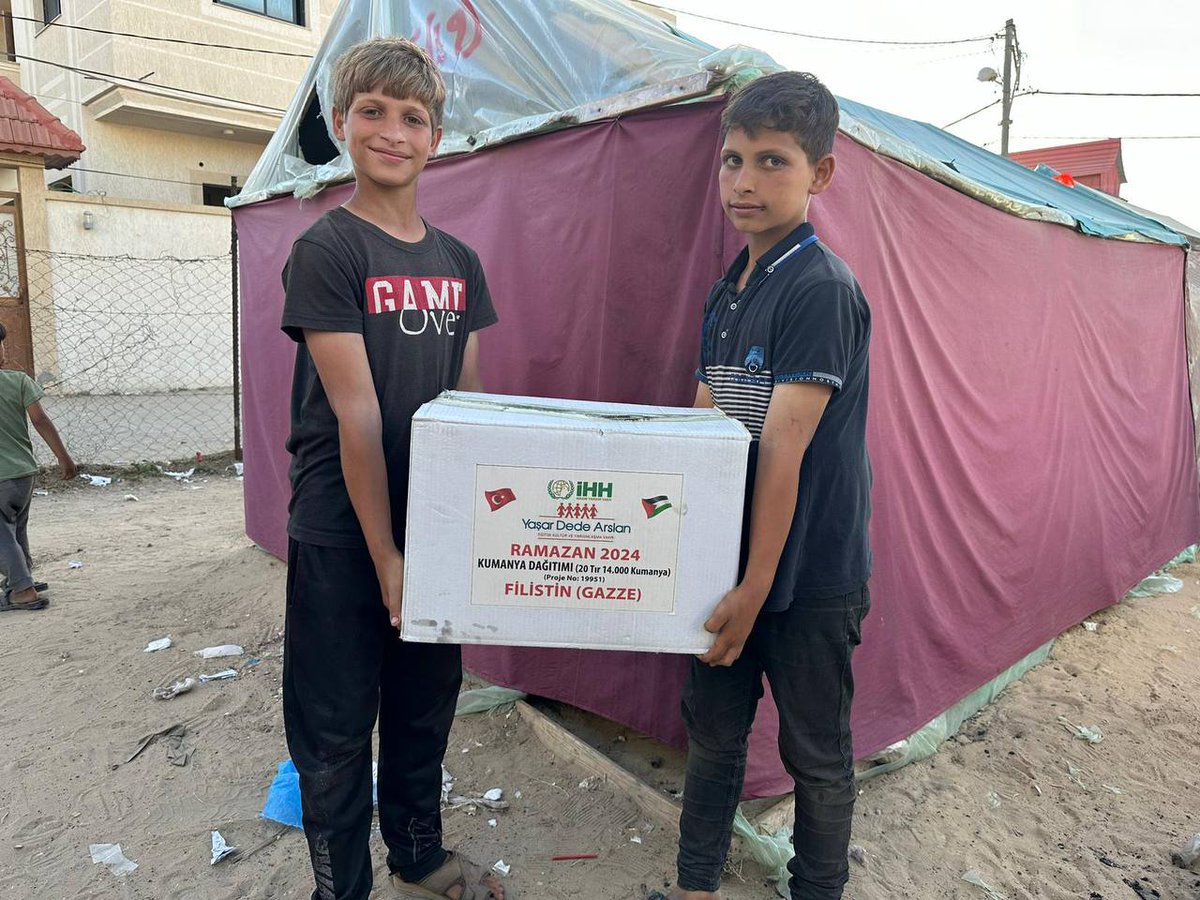 🇵🇸 Gazze'nin Refah bölgesinde Yaşar Dede Aslan Vakfı'nın destekleriyle hazırladığımız gıda kumanyalarını ihtiyaç sahiplerine ulaştırdık. Siz de destek olmak için; 📨 FİLİSTİN yazıp 4072'ye SMS göndererek 130 TL yardımda bulunabilirsiniz. 🌐 Bağış: ihh.org.tr/bagis/filistin… İnsan