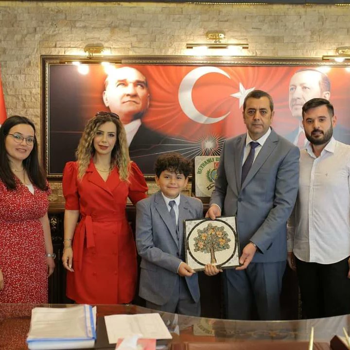 reyhanlibel's tweet photo. 23 Nisan Ulusal Egemenlik ve Çocuk Bayramı dolayısıyla Başkanımız Belediye Bşk makamını Toki Şehit Abdulkadir Erkan İlkokulu 4.Sınıf Öğrencilerinden Mehmet Tuğalp Löklü’ye devrettik 
Geleceğimizin teminatı olan çocuklarımızın 23 Nisan Ulusal Egemenlik ve Çocuk Bayramı kutlu olsun https://t.co/3pgxn9bTSm