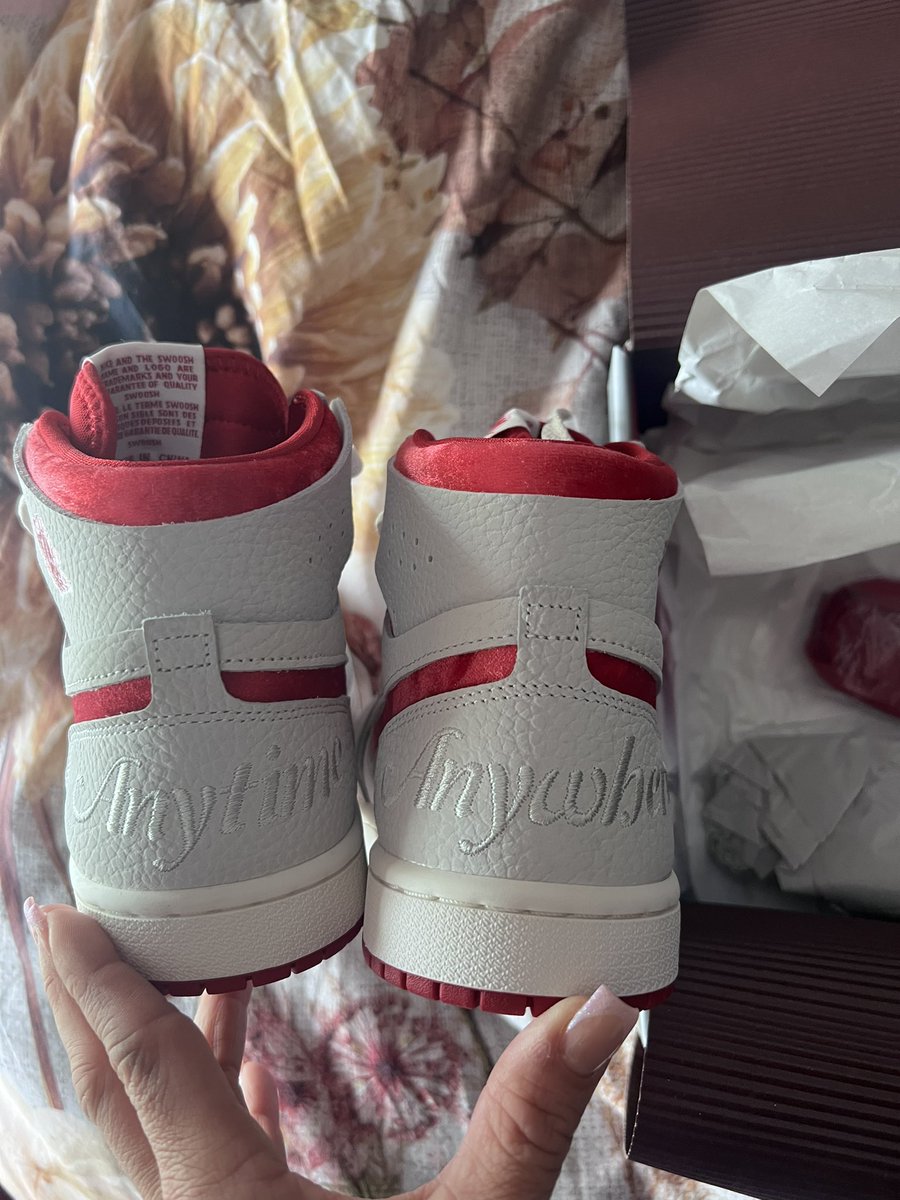 Nou bij deze de nieuwe Jordans uit doos. Vindt ze zelf helemaal gaaf! Wat vinden jullie..? #sneakers #nike #jordans #follow