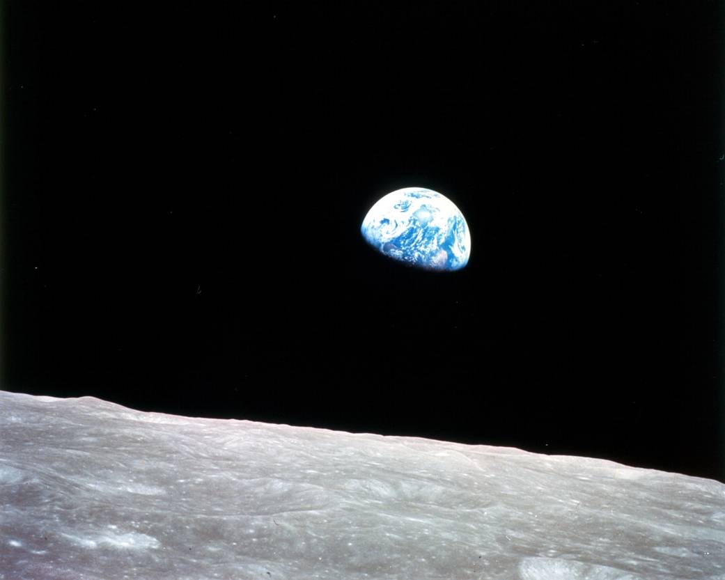 ¡Hoy celebramos el #DíaDeLaTierra! «Fuimos hasta la Luna a explorar la Luna, pero lo que descubrimos fue la Tierra». Bill Anders (Apolo 8) 📷 @NASA La célebre fotografía «Earthrise» tomada a bordo del Apolo 8, en 1968, por el astronauta Anders. #EarthDay #EarthDay2024