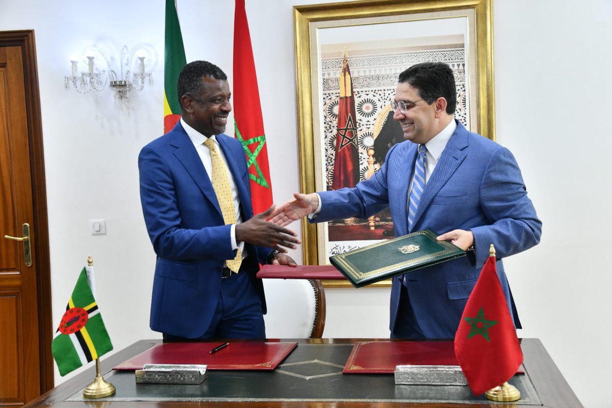 🇲🇦-🇩🇲| A l’issue de leur entretien bilatéral, M. Nasser Bourita et son homologue de la Dominique, M. Vince Henderson, ont procédé, aujourd’hui à Rabat, à la signature d’un communiqué conjoint entre le Royaume du Maroc et le Commonwealth de la Dominique.