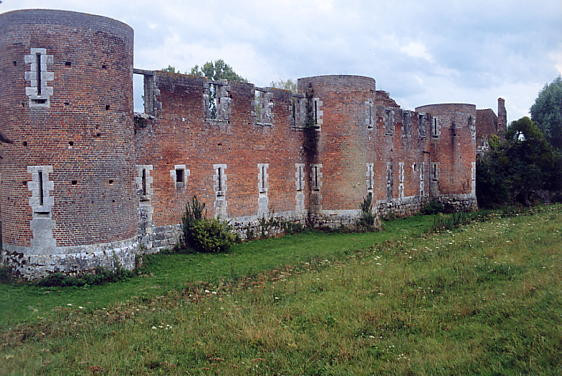 Vestiges du château du Hallier à #Nibelle (#Loiret) Le château se présente comme un quadrilatère dont les murs de courtine sont cantonnés de dix grosses tours circulaires. L'appareil est de brique à chaînages d... Suite 👉 monumentum.fr/monument-histo… #Patrimoine #MonumentHistorique