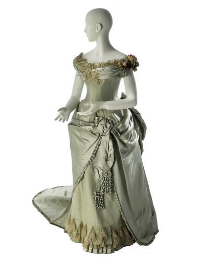 The #Houseof Worth get gathering! #frockingfabulous #fashionhistory of ca. 1886, via the Museum of the City of New York.