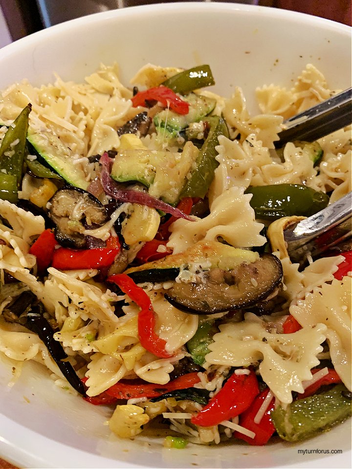 This Roasted Vegetable Pasta Primavera maximizes all the sweet flavors of roasted veggies. A super simple farfalle pasta and veggie recipe.
Recipe>> myturnforus.com/pasta-primaver…
#meatlessMonday #Vegetables