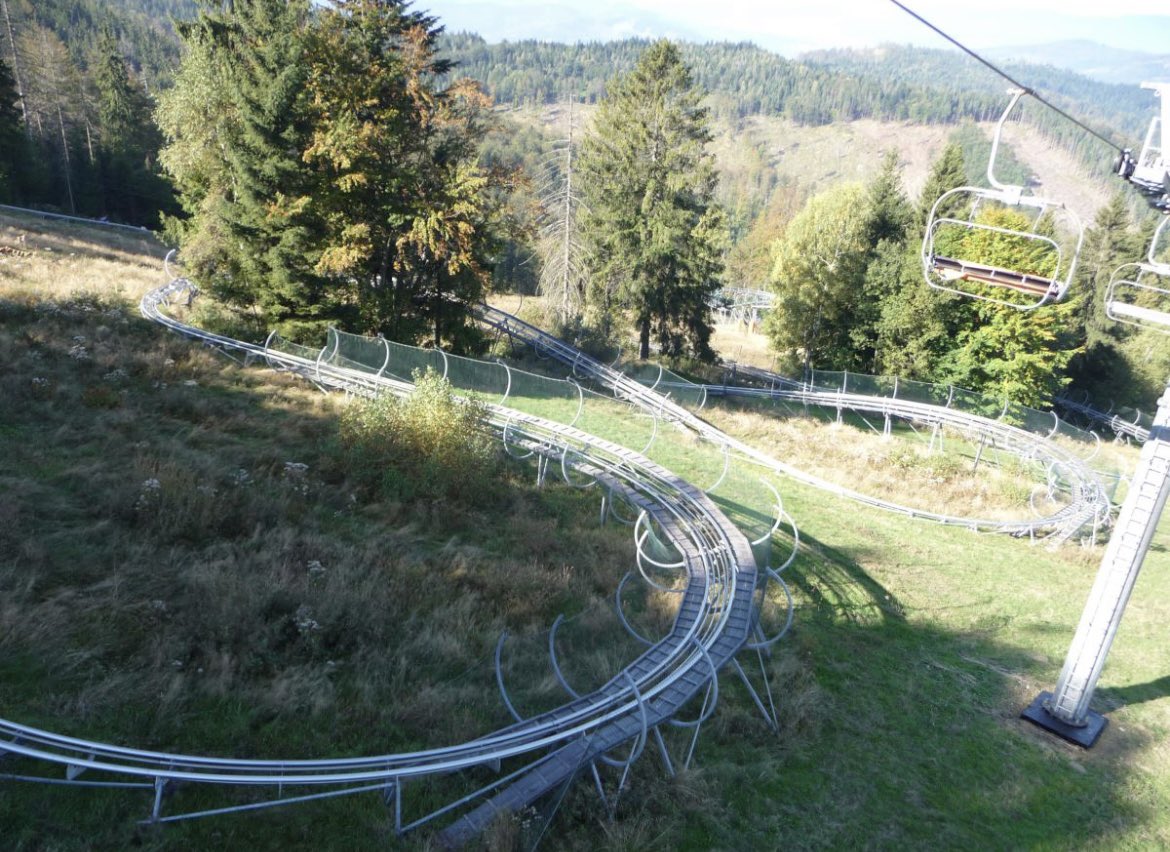 Morning all! It’s April 22nd! First ever coaster preview on here from the country of Slovakia! 🇸🇰 Here we got Bobová Dráha in Oščadnica, a 2005 alpine coaster! It has a length of 4,300ft. in a verrrrry beautiful location! The name translates to “Bobsled” in Czech (📸RCDB)
