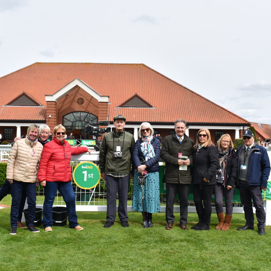 Because how often do you get the chance to have a photo opportunity in the winners enclosure? Just one of the great opportunities our tour attendees got to experience at last weeks bet365 Craven Meet.

#throwbackthursday #discovernewmarket #newmarket #suffolk #tours #raceday