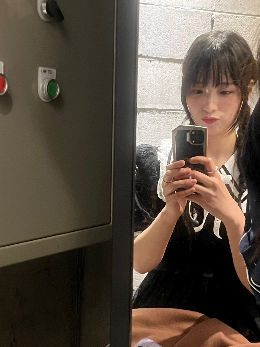 moodyoon_'s tweet photo. 거울셀카 .. ? 🤍🖤 https://t.co/bZQ7HPHdu5