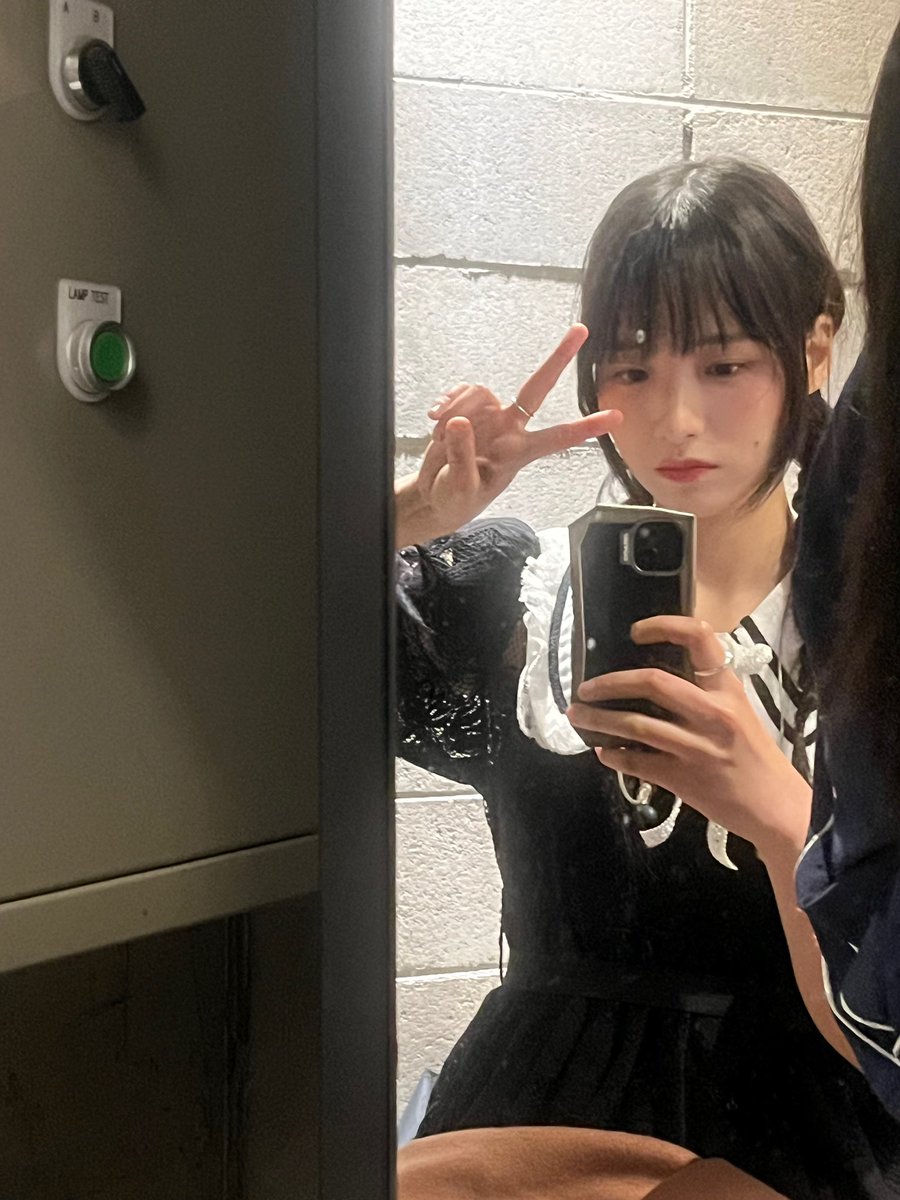 moodyoon_'s tweet photo. 거울셀카 .. ? 🤍🖤 https://t.co/bZQ7HPHdu5