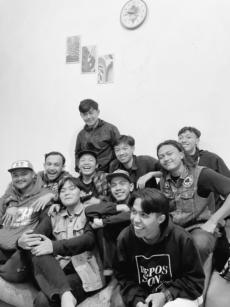 ursadclown3's tweet photo. Stelah 4 tahun gak kumpul https://t.co/cjOXvAzLYE