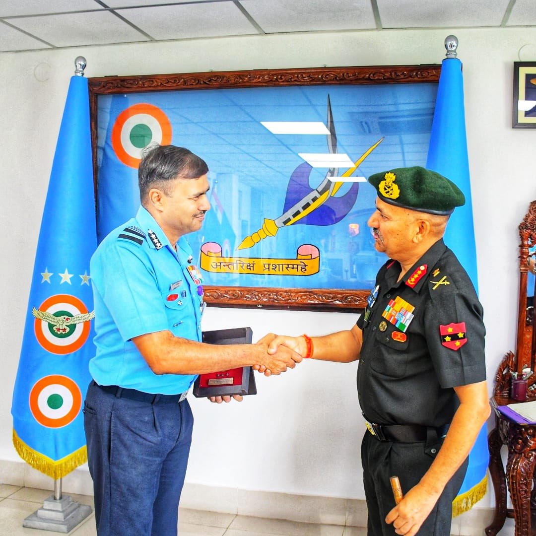 IaSouthern's tweet photo. ‘Bolstering Jointness’
Lt Gen A K Singh, GOC-in-C, #SouthernCommand, interacted with Air Marshal Balakrishnan Manikantan, AOC-in-C, #SouthernAirCommand, in Thiruvananthapuram. They discussed contemporary challenges, highlighting #TriServiceSynergy and #Interoperability in maritime operations.
@IafSac
@HQ_IDS_India
#UnifiedDefense