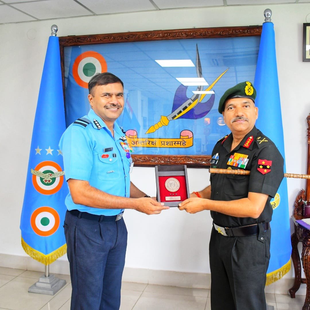 IaSouthern's tweet photo. ‘Bolstering Jointness’
Lt Gen A K Singh, GOC-in-C, #SouthernCommand, interacted with Air Marshal Balakrishnan Manikantan, AOC-in-C, #SouthernAirCommand, in Thiruvananthapuram. They discussed contemporary challenges, highlighting #TriServiceSynergy and #Interoperability in maritime operations.
@IafSac
@HQ_IDS_India
#UnifiedDefense