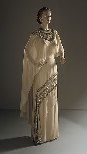 MadameGilflurt's tweet photo. By #GilbertAdrian, “Patrician” of c.1947 is all about stopping the show. #frockingfabulous #fashionhistory via the Met. https://t.co/jI85k1PAer