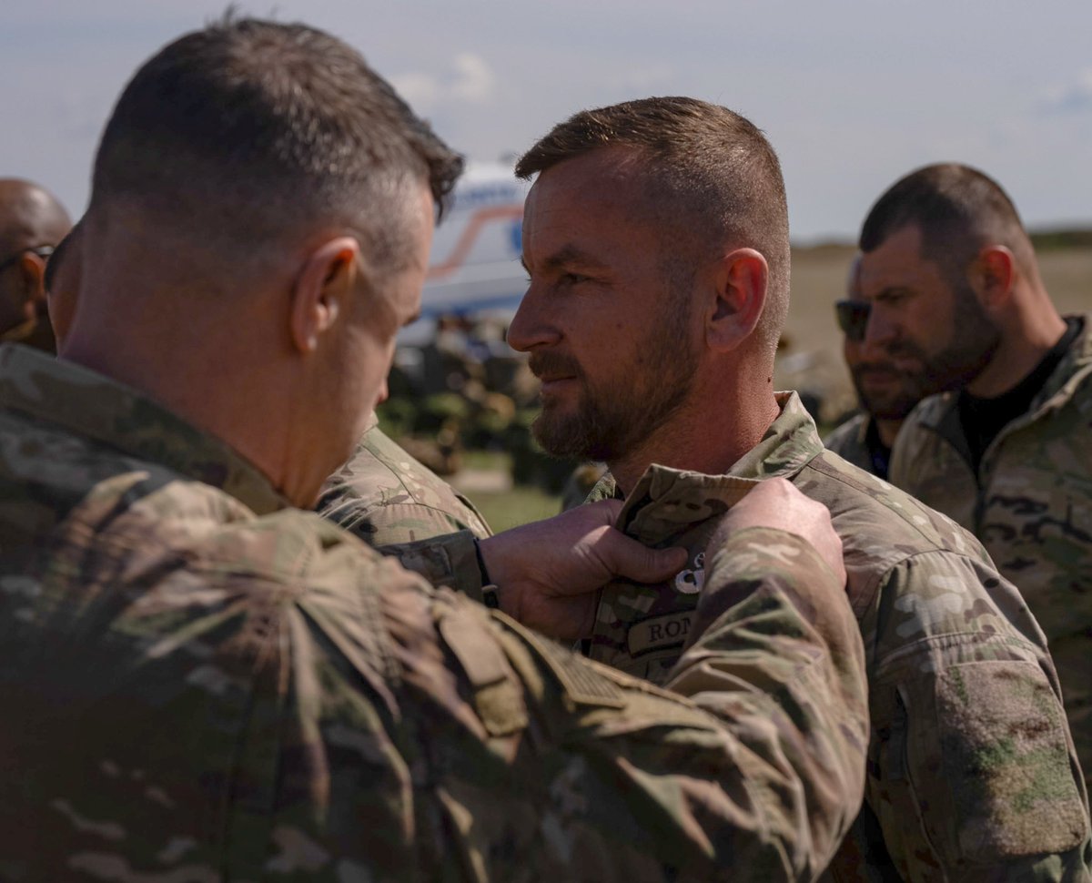 82ndABNDiv's tweet photo. #TaskForce82 Eastern Europe Update: Over 140 Paratroopers from 🇺🇸 Task Force 82 and 🇷🇴 Romanian SOF conducted an airborne operation on Apr. 21 near Boboc, Romania. What’s your favorite airframe for airborne ops? #AATW #FastFlatAccurateAndLethal #Interoperability https://t.co/h816jeVfBF