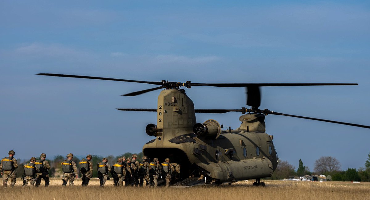 82ndABNDiv's tweet photo. #TaskForce82 Eastern Europe Update: Over 140 Paratroopers from 🇺🇸 Task Force 82 and 🇷🇴 Romanian SOF conducted an airborne operation on Apr. 21 near Boboc, Romania. What’s your favorite airframe for airborne ops? #AATW #FastFlatAccurateAndLethal #Interoperability https://t.co/h816jeVfBF