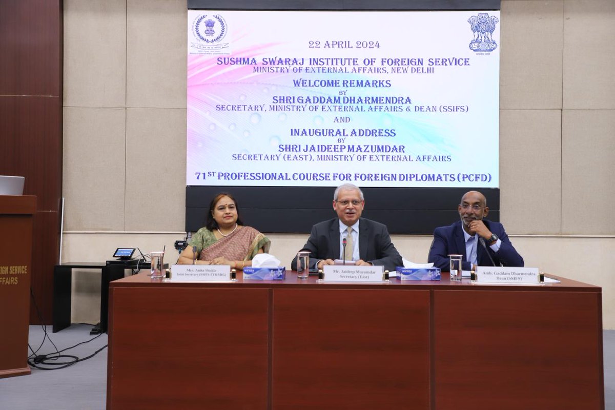 Secretary (East) @JaideepMazumder inaugurated the 71st Professional Course for Foreign Diplomats today with Dean, SSIFS, @dhamugaddam . PCFD is an annual Programme of SSIFS and this year 34 diplomats from 30 countries are participating.