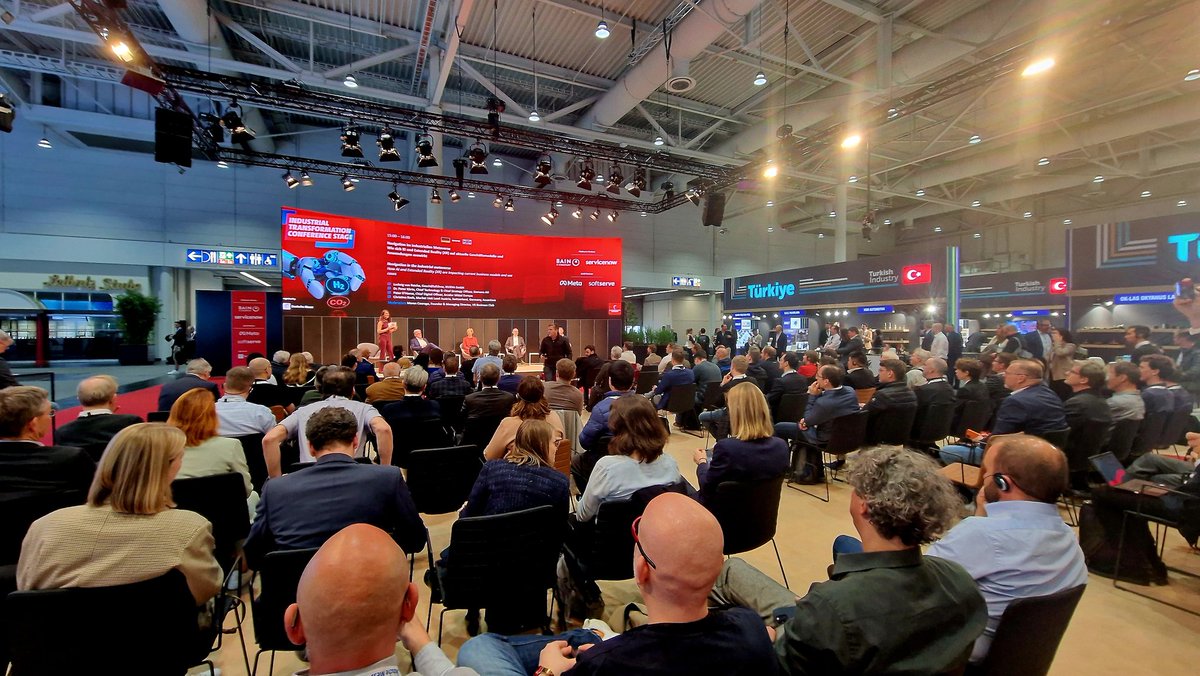 Full house for @BainandCompany 'Navigation in the #IndustrialMetavers' session at #HM24 this afternoon With Christina Raab @Accenture, Ludwig von Reiche @nvidia Peter D'Haese @ArcelorMittal Peter Koerte @Siemens #DigitalTwin, #Simulation, #ImmersiveExperiences #SIEx #SIE_HM