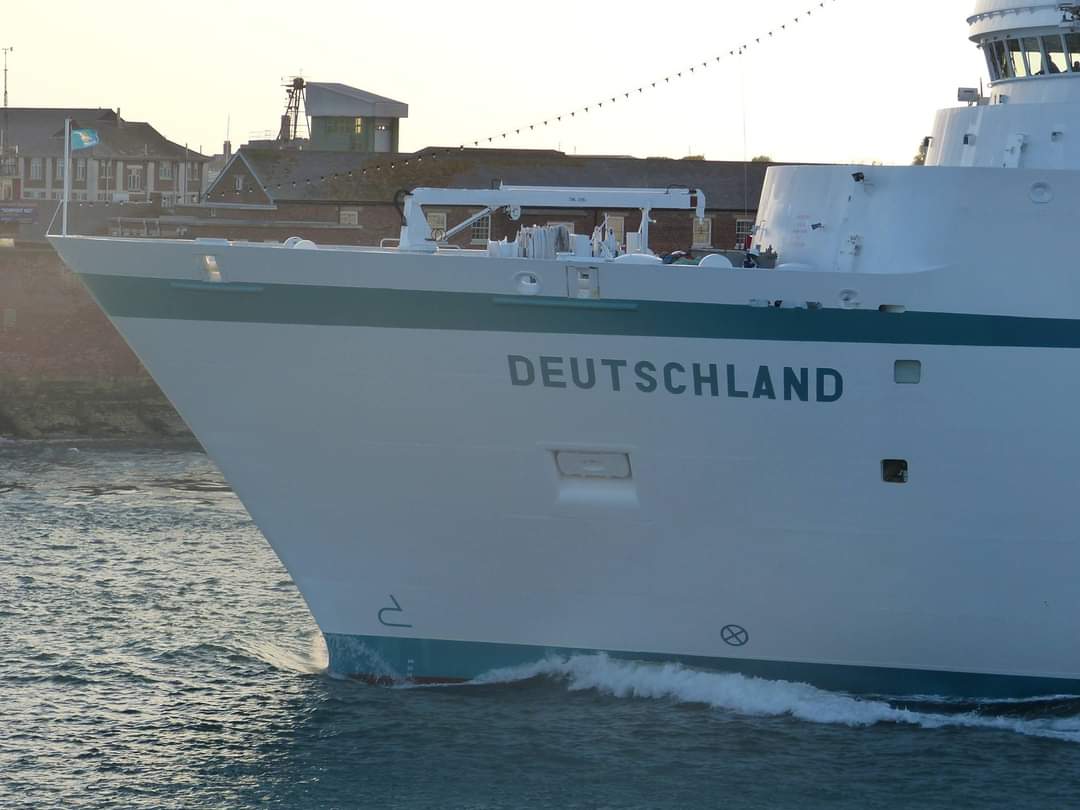 nauticallyspeak's tweet photo. @PhoenixReisen #Deutschland departing sunset soaked Portsmouth on 21st April 2017. 🚢🇩🇪⚓📸

#phoenixreisen #deutschland #kreuzfahrtschiff  #portsmouth #april2017 #nauticallyspeaking https://t.co/tIviNvq4di
