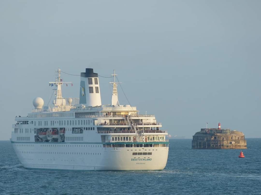 nauticallyspeak's tweet photo. @PhoenixReisen #Deutschland departing sunset soaked Portsmouth on 21st April 2017. 🚢🇩🇪⚓📸

#phoenixreisen #deutschland #kreuzfahrtschiff  #portsmouth #april2017 #nauticallyspeaking https://t.co/tIviNvq4di