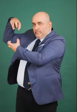 Ich sehe du beherrschst die Schlangenbiss-Technik. Dein Meister hat dich gut gelehrt. Mal sehen, ob du etwas gegen meine Drachenpranke ausrichten kannst.