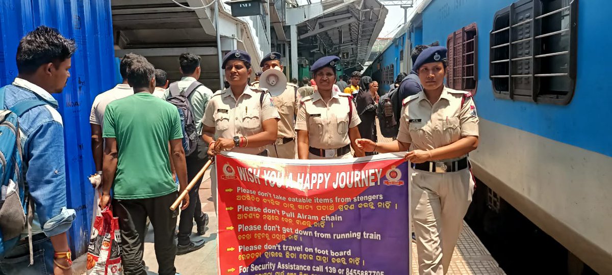 Awareness campaign by RPF Bhubaneswar for a safe and comfortable journey.

@RailMinIndia 

#ECoRupdate