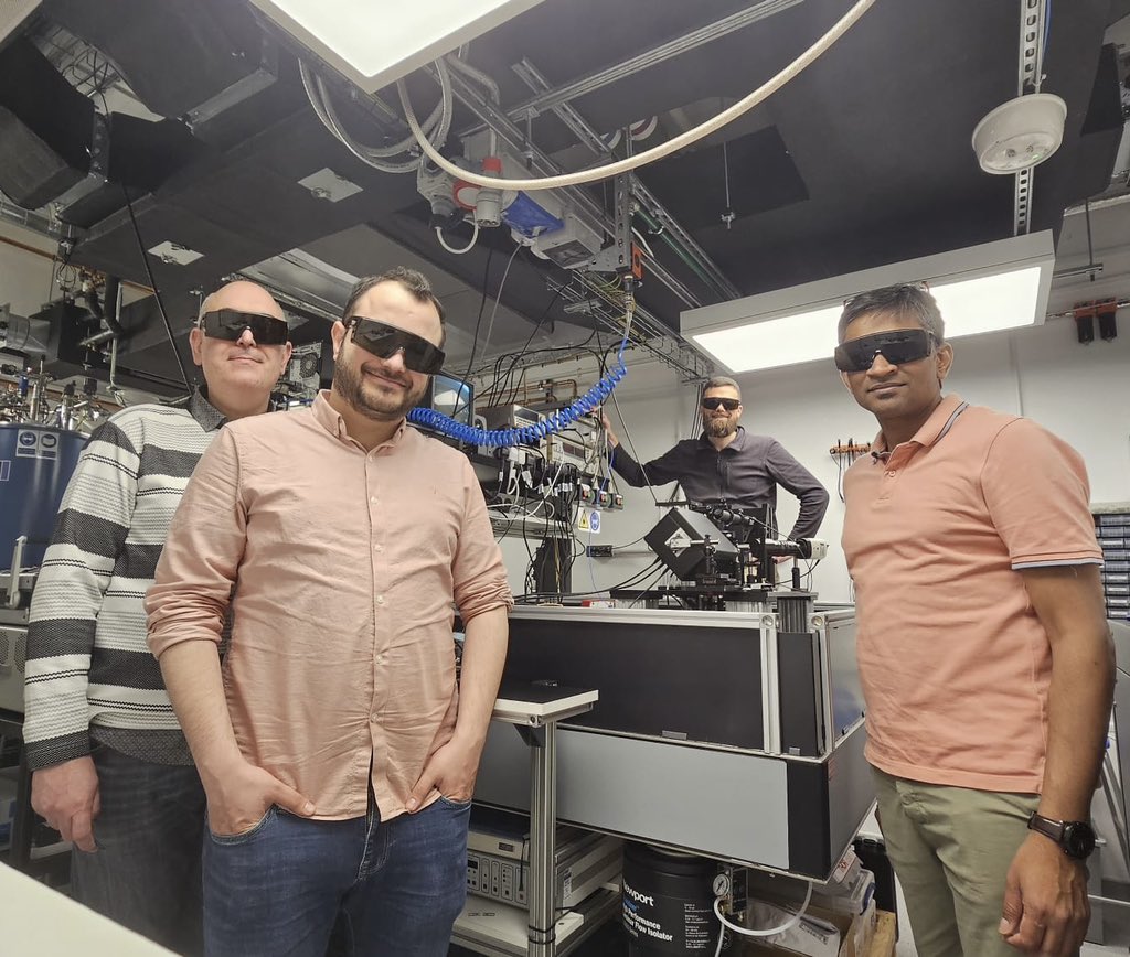ServetOzdemiro's tweet photo. At the @EXTREMAG1 Time-resolved Magnetism Facility with the team from @UniversityLeeds to characterise some @BraggRoyceLeeds samples. Getting good signals so far ☺️ #AcademicTwitter #AcademicLife #researchers https://t.co/t9M0N5lncH
