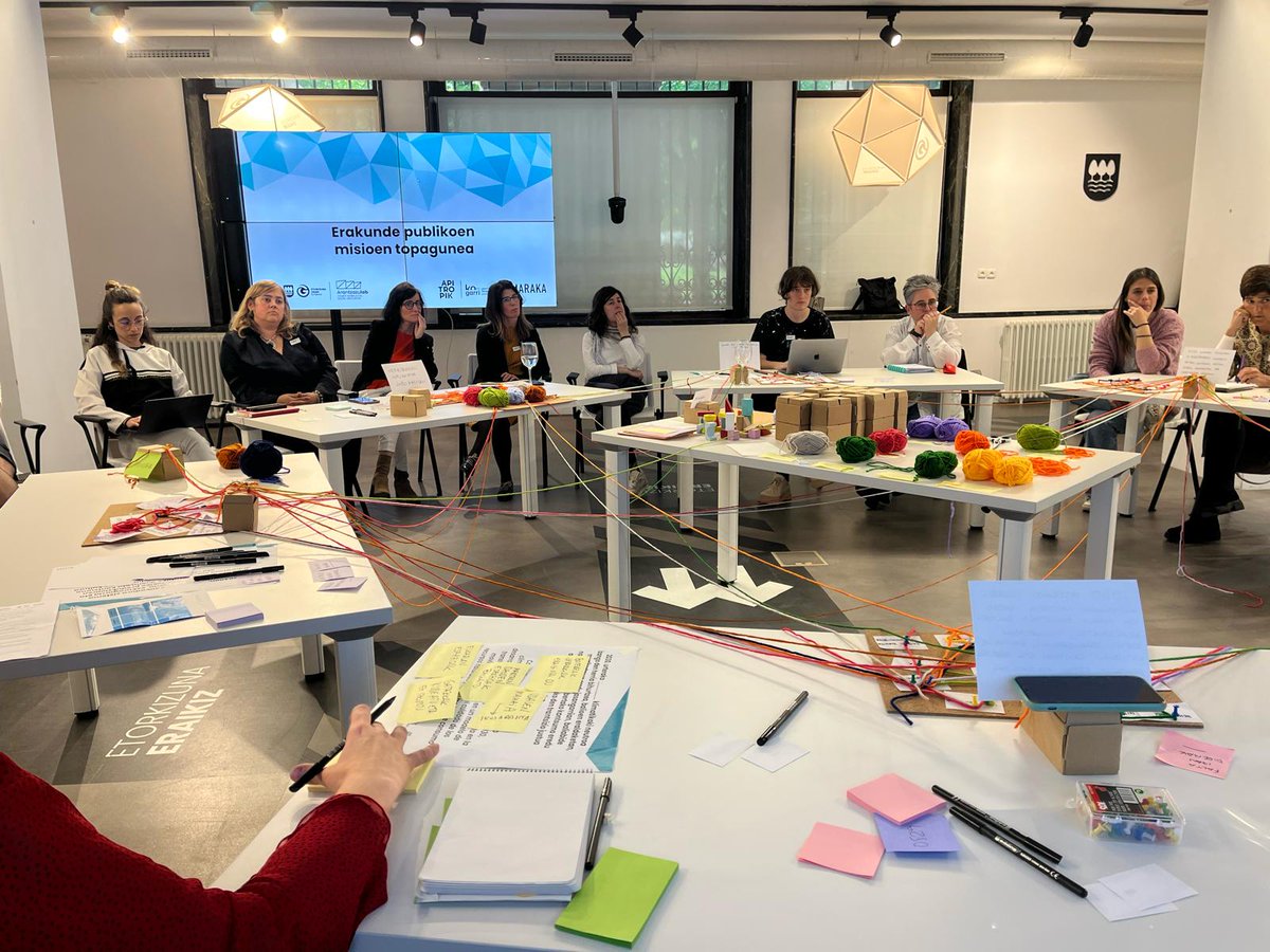 ✅On Friday we had the 2nd session of the Missions driven innovation space with local public entities. We focused on: 📌What is and what is not the missions approach 📌Mapping systems & their relationships 💬We continue in the learning journey & the next session will be in May!