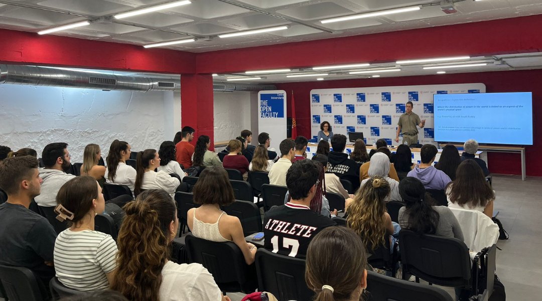openfaculty's tweet photo. ¡La semana pasada, nuestros alumn@s de #RelacionesInternacionales vivieron desde un #seminariomagistral que les dejó huella hasta #exposiciones enriquecedoras! ¡En #TheOpenFaculty creemos en la práctica como puente hacia el éxito profesional! https://t.co/ECOdusYicF