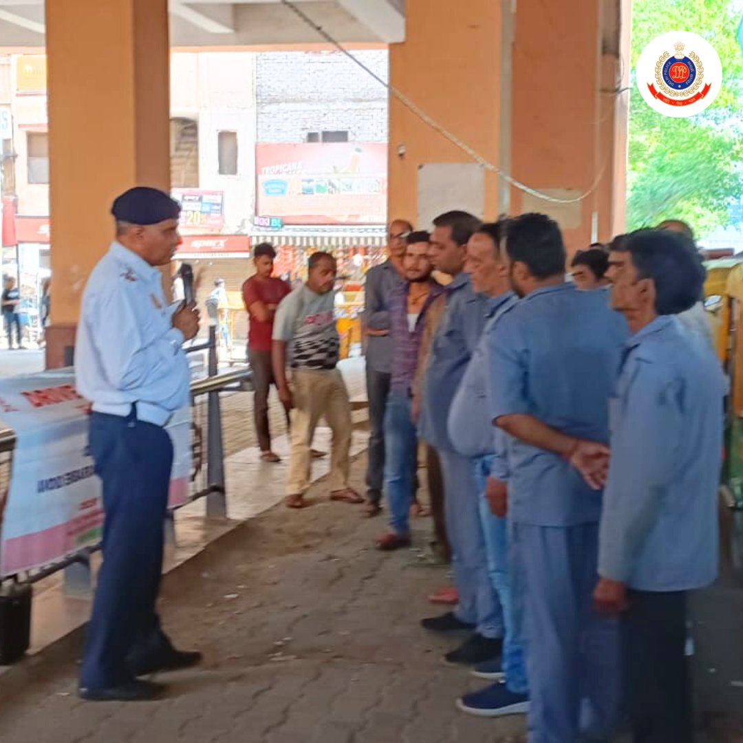 Taking forward our efforts to spread #RoadSafety awareness, the Road Safety Cell of #DelhiTrafficPolice sensitised TSR and E rickshaw Drivers at Moti Nagar Metro Station about traffic rules, lane discipline, women safety, pedestrian safety, etc.

#Awareness
#FollowTrafficRules