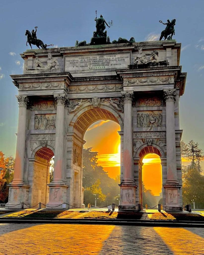 Le statue di bronzo sull’Arco della Pace a #Milano rappresentano la Sestiga della Pace,un cocchio a 6 cavalli guidato dalla Dea Minerva. In origine rivolte verso la Francia,passate sotto l'impero asburgico il loro fondoschiena fu ruotato di 180°, quasi a farsi beffa dei francesi.