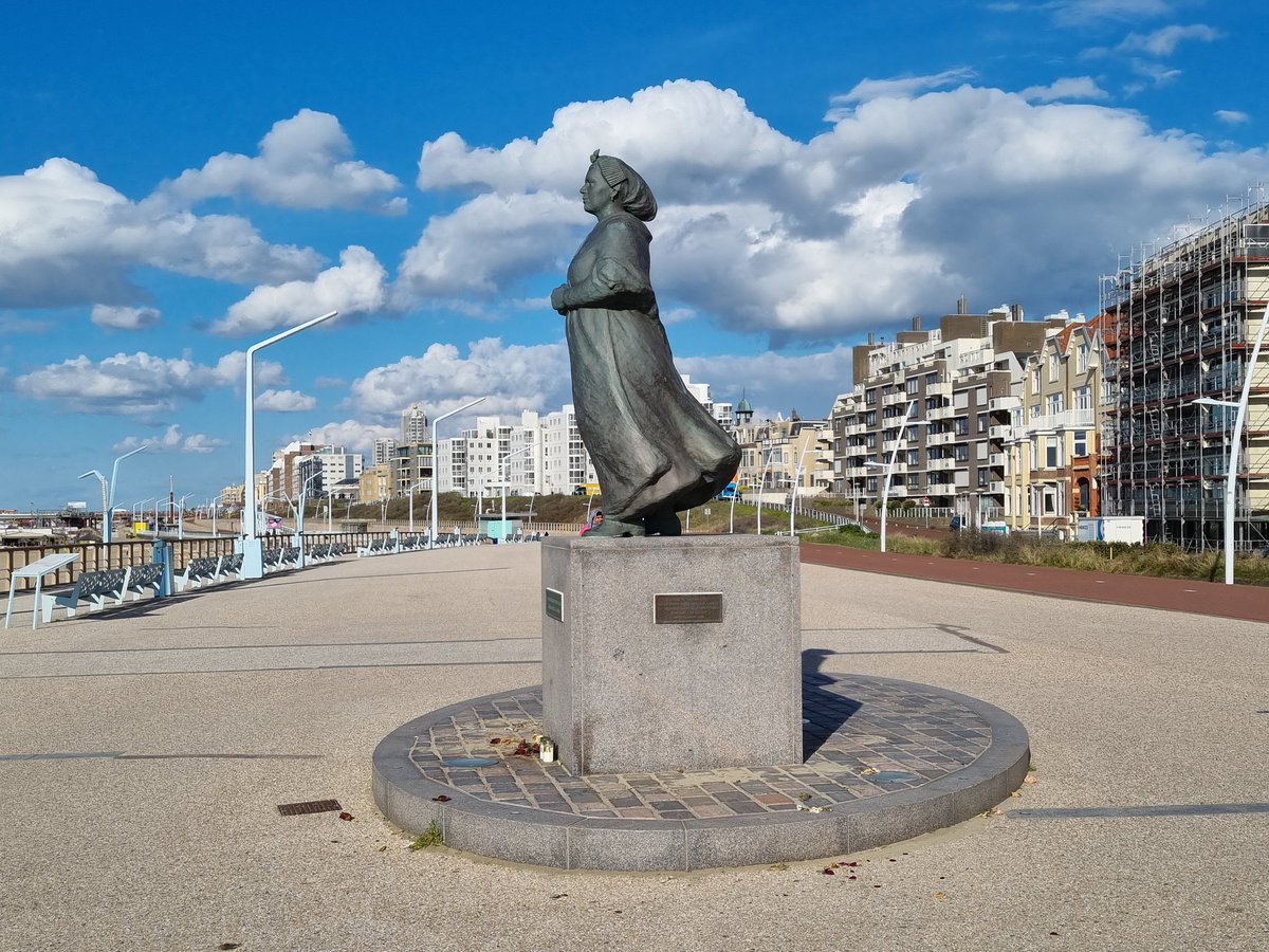 En die wolken, onbetaalbaar, afvallen is best leuk met dit uitzicht je eindje lopen, uiteraard op Scheveningen ❤️