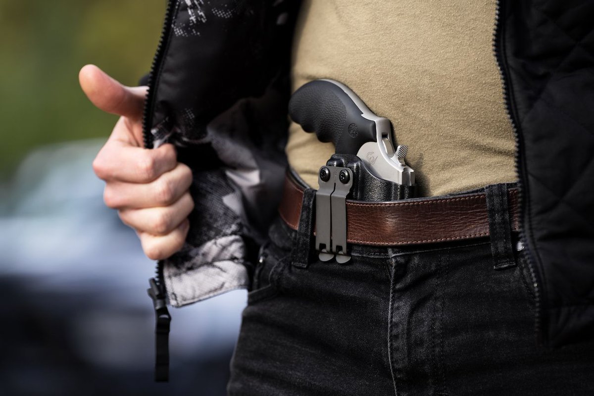 harrysholsters's tweet photo. The 3-inch 856 is one of my favorite budget carry revolvers. Comfortable and capable in an Icon 2.0 holster. #taurus #taurus856 PC: Tactical Camera https://t.co/96eiZTclrq