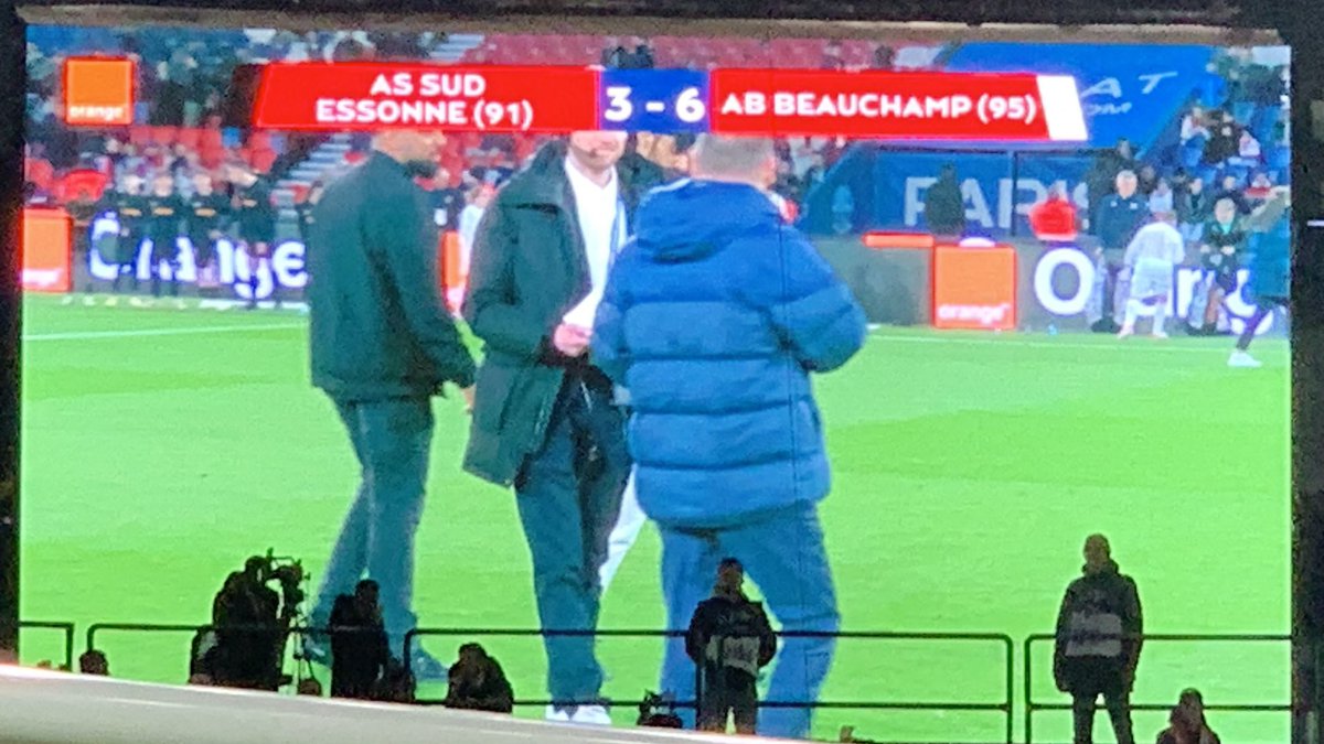 Des étoiles plein les yeux pour les jeunes des clubs du programme @OrangeIDF Orange football amateur @VilleBeauchamp et #ASSudEssonne @etrechy91 à la mi-temps de @PSG_inside contre @OL cc @TeamOrangeFoot  @JulienGarcia91 @KarelleMbobda @LavigneOlivier1 @JeanlucGirod @Brulon95